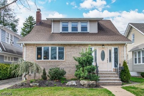 Discover the perfect blend of comfort and convenience in this move-in ready home! The heart of the home is the updated kitchen, overlooking a pristine backyard oasis ideal for relaxation or gatherings. Stay cozy by the gas fireplace in the expansive ...