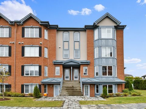 Nice two-bedroom condo, built in 2008, including an outdoor parking space and storage space adjacent to the unit's private balcony. Several inclusions, large windows and beautiful light. Communicate with me to find out more! Takeaways (+) Two bedroom...