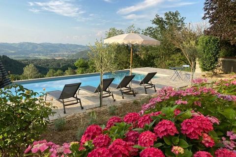 Vrijstaand vakantiehuis met panoramisch uitzicht en zwembad voor maximaal 8 personen, in Italië, regio Piemonte.