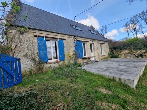 Do you love the countryside, the originality and the charm of stone? Come and discover this stone house and its caves, 7 minutes from Soissons, 30 minutes from Compiègne. This property benefits from an enclosed plot of approximately 2100 m2 with view...