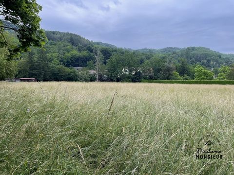 Mrs. Mr. Real Estate offers: Building plot of 550 m2, fully serviced in a residential subdivision in the town of CESSIEU. Quiet, sunny, close to schools and shops. Free builder. Price: 127 000 € - Fees charged to the seller. OTHER LAND IS FOR SALE AT...