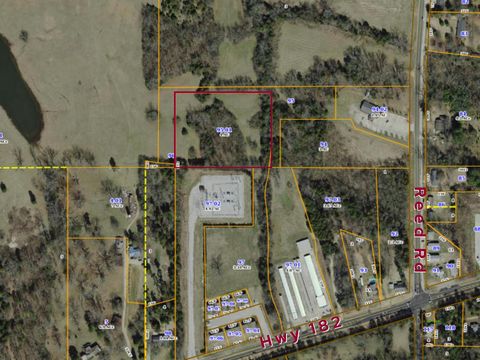 This 4 acre lot is close to the heart of Starkville and is in the Starkville City school district. Water and utilities are available.