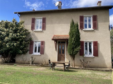 IN PEROUGES, with breathtaking views of the Medieval City, bourgeois house T6 of 157 m2 on its land of 1,200 m2. You will appreciate its large volumes with its beautiful parquet floors, its marble fireplaces and its beautiful ceiling heights. Total f...