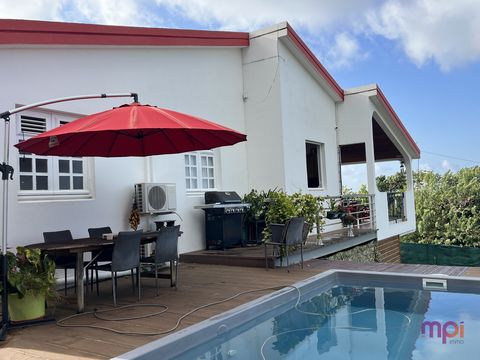 SYLVAIN GARDIN ... Your real estate advisor offers you on the heights of Sainte Luce, with a view of the Diamond Bay, a residential house erected on a plot of about 1000m2. On the ground floor + 1, an air-conditioned master bedroom with en-suite show...