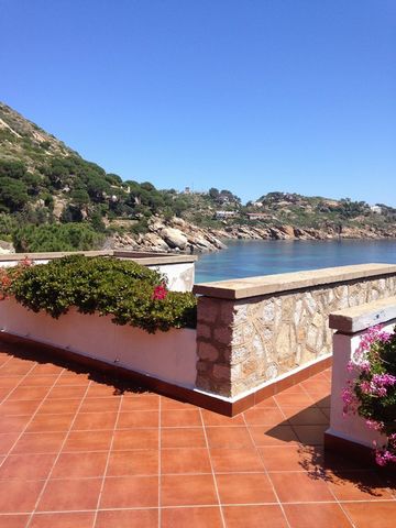 Wyspa Giglio – Miejscowość Residence le Cannelle Z widokiem na kolory jednej z najpiękniejszych plaż archipelagu toskańskiego, do której można dotrzeć kilka kroków od domu, oferujemy do sprzedaży elegancki apartament z widokiem na morze, na plaży Can...