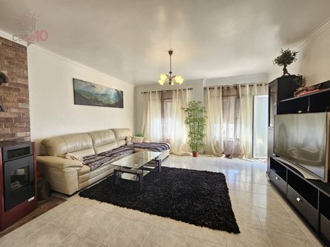 Excellent 3 bedroom flat for sale in the centre of Alcochete Apartment in excellent condition, with two fronts, consisting of: Spacious entrance hall. Generous living room, with wood burning stove, full of natural light, with access to a balcony. Sem...