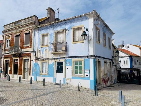 Historic building in the famous Largo do Salineiro in Alcochete for total renovation. To be able to live in the center of the town or as an investment, this building consists of 2 independent floors each with an area of 50m2, an attic of around 23m2 ...