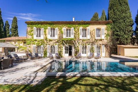 In St Cyr-sur-Mer, between Vines and Oliviers, discover this magnificent charming Bastide with a living area of approximately 500m2 located on a park of one and a half hectares decorated with plane trees, Vines, Olive trees and 'fruit trees. La Basti...