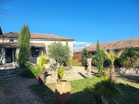 Ideally located in the countryside, in a natural landscape, a few kilometers from the beautiful Lot valley, recently renovated real estate complex offering the possibility of receiving family or providing hospitality most of the work was carried out ...
