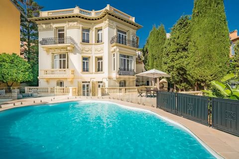 Villefranche sur mer : Former Royal residence in the city center with sea views This luxurious residence was built by the King of the Belgians at the beginning of the 20th century in the majestic Belle Epoque style. Boasting a wonderful sea view over...