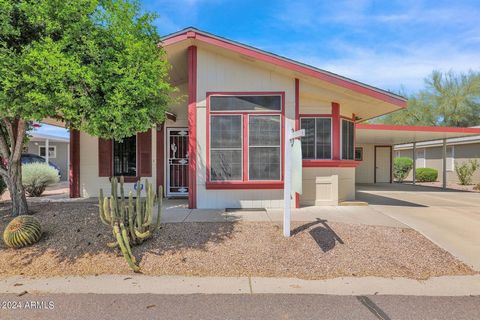 Charming 2 bed, 2 bath with den/office Sierra plan located in the beautiful 55+ Crescent Run Community. This home offers many features such as elegant new laminate flooring, vaulted ceilings that add spaciousness, ceiling fans throughout, skylights f...