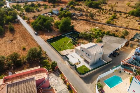 Fully renovated 3 bedroom villa, with garden, swimming pool and parking, located in Vilamoura. This property has 606 m2 of total area, distributed as follows: INTERIOR AREA: GROUND FLOOR - Dining Room; - Living Room; - Fully equipped kitchen in Open ...