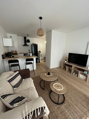 Welcome to this brand-new, fully furnished apartment! A superb T2 located 100 m from the quays of the Seine, in the heart of the prestigious Boréales residence in Clichy-la-Garenne (next to Levallois-Perret).