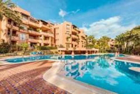Elegant Apartment in Prime Location – A Haven of Luxury & Comfort Welcome to this magnificent penthouse duplex, a jewel in the heart of one of the most prestigious communities in Marbella. Combining modern elegance with touches of sheer luxury, this ...