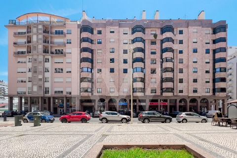5 bedroom apartment, in good condition , with 2 parking spaces and storage room, located on Rua Manuel da Silva Leal, 2 minutes walk from Laranjeiras Metro Station . With a generous entrance hall that distributes us to all living areas, this apartmen...