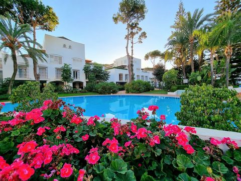 Renovation project beach-side Elviria - This wonderful penthouse in the exclusive complex of 'White Pearl Beach' in Elviria, with lovely views, is located at only a stone's throw from the best beaches East of Marbella. Due to its position one can enj...