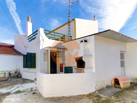 3 bedroom villa of 2 floors for sale. House located in the village of Fortes, parish of Odeleite, municipality of Castro Marim, distributed, on the ground floor, by patio with barbecue, kitchen and living room in open-space, pantry, bedroom and bathr...