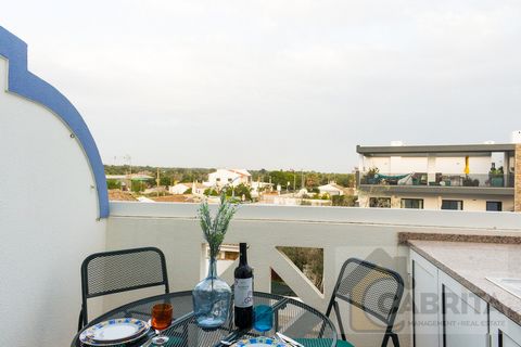Studio inserted in the Quinta Velha Village condominium. It has capacity for 2 adults and a child, has a kitchenette and a dining area, bathroom with bathtub and built-in wardrobe.It is equipped with a ceramic hob, oven, microwave, nespresso coffee m...