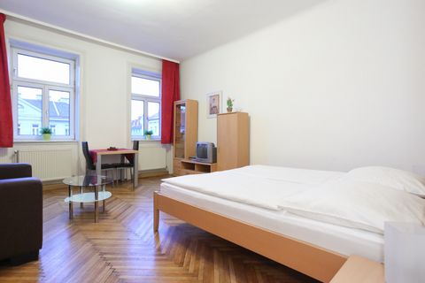 The smart and recently renovated apartment is perfect for a person or couple. The combined living / bedroom offers a large double bed and wardrobe as well as a comfortable sofa, from here you can enjoy the satellite TV with many international channel...