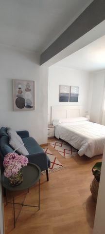 Room in renovated apartment in Torrecedeira street, next to green areas, the historic center 5 minutes walk, 5 supermarkets, the engineering university and the auditorium Mar de Vigo - UNED University and the 2 largest libraries, and opposite the che...