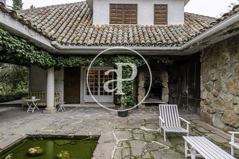 1000 sqm house with Terrace in Prado Largo, Pozuelo.The property has 6 bedrooms, 6 bathrooms, swimming pool, fireplace, 3 parking spaces, fitted wardrobes, laundry room, balcony, garden, heating, concierge and storage room. Ref. VMO2103003 Features: ...