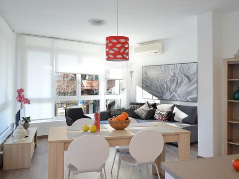 Bright and cosy apartment strategically located in the city of Barcelona, ideal for small families or group of friends. A few minutes walk from the historic city center and main beaches; this is the perfect place to relax after exploring Barcelona's ...