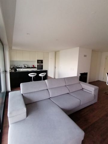 Bedroom with double bed and access to private WC. Located in a T2 apartment located in a quiet area, 10 minutes' walk from the Santo Ovídio metro station, which takes you directly to the center of Porto. The apartment is new and the kitchen is equipp...