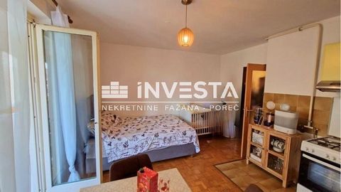 In an excellent location on Stoja, only 400 m from the sea, a 30 m2 studio apartment is for sale located on the first floor of a residential building built at the end of the 1980s.   It consists of an entrance hall, a bathroom with a bathtub, a room ...