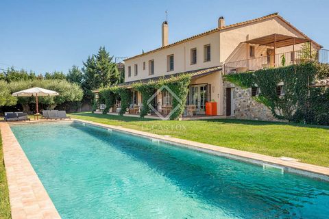 Lucas Fox presents this spectacular country house, fully refurbished and decorated by the Quintana & Partners studio, located in a beautiful setting surrounded by fields of wheat and apple trees in the heart of the Empordà. The house dates from 1940 ...