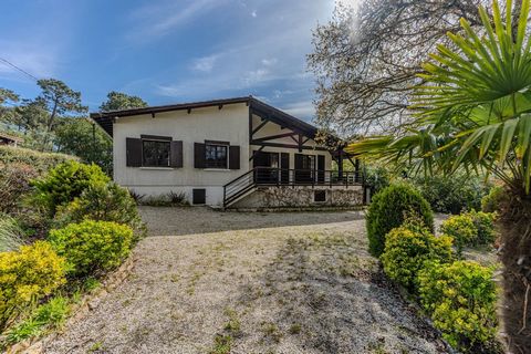 Nestled in an exceptional environment in La Teste de Buch, this charming property offers an idyllic living environment just a few steps from the prestigious Arcachon golf course. The property has a floor area of 177 m² with a living area of 120 m². I...