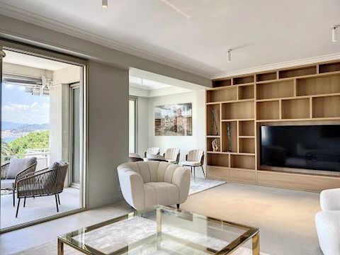 Located near the Palm Beach on the Croisette, magnificent 97.5sqm furnished 3-room apartment on a high floor, offering: an entrance hall, a vast living room bathed in light leading to 2 south-facing terraces, an american kitchen, 2 beautiful en-suite...
