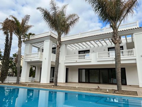 This luxury villa with direct sea views, with a plot of 2000 m2 and total area of 900m2 consists of 5 bedrooms, 6 bathrooms, a spacious living area, a open kitchen equipped with furniture and appliances of the highest quality, large terraces with ope...