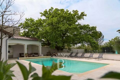 EXCLUSIVE - VILLETTE D'HANTON, located in a quiet area and not overlooked, this bright renovated and air-conditioned house offers you an ideal place to live with your family in the greenery. The ground floor is composed of a living room with fireplac...