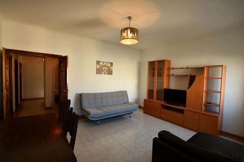 Discover the comfort and convenience of this spacious 3-bedroom apartment in the heart of Portimão city. Located on the 3rd floor, this property, although lacking an elevator, offers ample space to accommodate the whole family. Comprising three bedro...