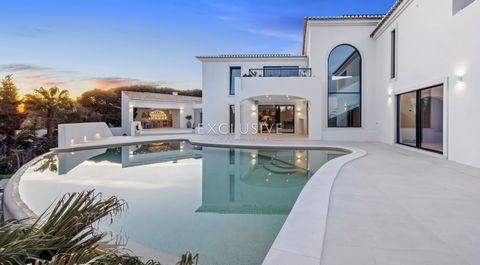 Beautifully perched on Lagos’s most desirable ridge, backing onto woodland and farms, this unique property looks out over both the beautiful bays of Lagos and Praia da Luz, immersing in privacy and tranquility, just a few minutes’ drive to both the c...