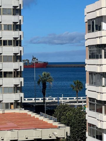 LUIS DORESTE SILVA. Exterior house with sea views. It occupies an area of 130m2 and consists of a large living room with direct access to a large closed balcony. It consists of 3 double bedrooms with fitted wardrobes, the main one with a large dressi...