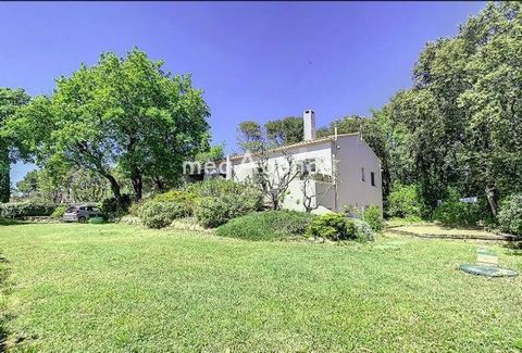 25km from Aix en Provence, in a very sought-after area: Quiet environment, close to amenities, on a plot of 1800m² fenced and planted with oaks and olive trees, pretty Provençal-style house (traditional construction). Raised on a partially finished f...