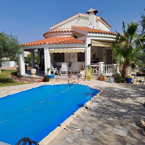 Magnificent villa of 168,00m², with plot of land of 802m² situated 3 km. from the village of l'Ampolla and 100 metres from the beach, with sea views (from the terrace on the first floor). Layout: - Ground floor: entrance hall, living/dining room with...