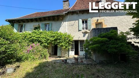 A21450JT24 - Superbe maison de caractère en pierres, avec dépendances, sur terrain de plus de 4 500 m² arboré, la propriété se situe au cœur d'un petit hameau typique du Périgord, endroit calme avec de belles vues sur la campagne environnante. La mai...