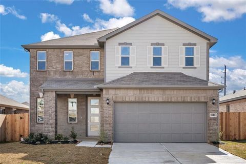 KB HOME NEW CONSTRUCTION - Welcome home to 1306 Oroville Court located in Glendale Lakes and zoned to Fort Bend ISD! This floor plan features 3 bedrooms, 2 full baths, 1 half bath and an attached 2-car garage. Additional features include stainless st...