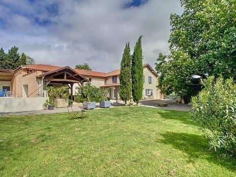 Located 7 minutes from Boulogne sur Gesse in a very small village, this property benefits from a peaceful and green setting, offering a soothing view of its wooded park. Close to the village, it guarantees privacy and tranquility, while being close t...