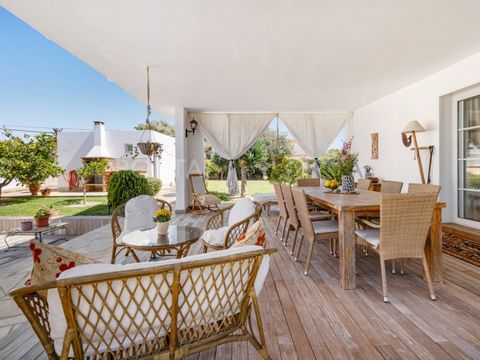Charming Single-Storey Villa in Sa Caleta. Situated just a stone's throw from Ciutadella, this single-storey villa is set on an 1100 m² plot in the tranquil area of Sa Caleta, only minutes from the Santandria beach. The 280 m² property is enveloped b...