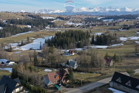 A plot with a view of the Tatra Mountains in Czerwienne, 15 km from Zakopane. Land area: 3202 m2 Plot dimensions: Length approx. 110 m. Width approx. 30 m. The plot is partly for construction. The plot in the center has access to the county road No. ...