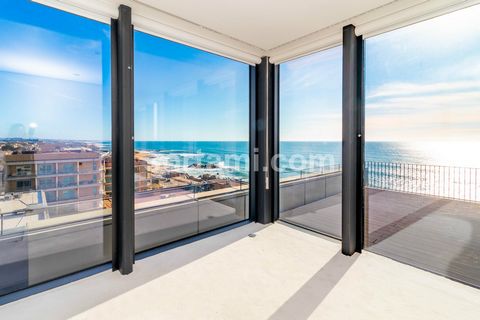 Luxurious penthouse apartment in Madalena! Wonderful apartment with five bedrooms, from which four are en-suite, spacious and with an amazing view. An unique place, in the city of Porto, located next to the sea, with balconies and a terrace on the to...
