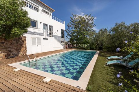 North Tavira, 4-bedroom villa with pool and fantastic views Located North of Tavira, 20 minutes drive from the city famous for its Roman past, many churches and beautiful Island beach. This recently built villa has all the comfort of modern amenities...