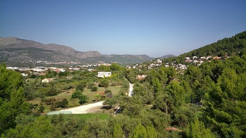 Dieses herrliche Grundstück von 11483 m2 zum Verkauf bietet einen spektakulären Blick auf  das Tal und die Berge und befindet sich in der Nähe von Orba Costa Blanca Alicante Ein isoliertes Einfamilienhaus Chalet könnte gebaut werden Es gibt auch bere...