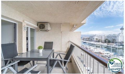 Gerenoveerd appartement te koop in een van de beste wijken van Empuriabrava, Port Grec, in het Europa-gebouw... Het bestaat uit een ruime eetkamer met toegang tot een groot terras met een fantastisch uitzicht op de zee en het kanaal, een gerenoveerde...