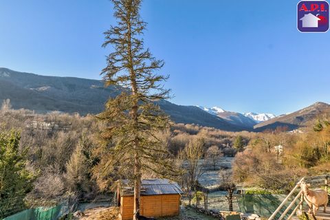 Blick auf die Berge! Dieses freistehende Haus mit seinem einzigartigen Charme liegt im herrlichen Courbière-Tal, einem der beliebtesten in der Region Tarascon-sur-Ariège, und wird Sie mit seiner Atmosphäre und seinen Möglichkeiten verführen. Es ist i...