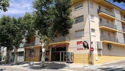 Local centrico Local comercial situado en el centro del pueblo, ideal para cualquier tipo de negocio. Ubicado en la zona de la Placeta l'Illa (Av. Pau Casals), cuenta con una fachada de 5 metros lineales, una anchura máxima de 8 metros y una profundi...