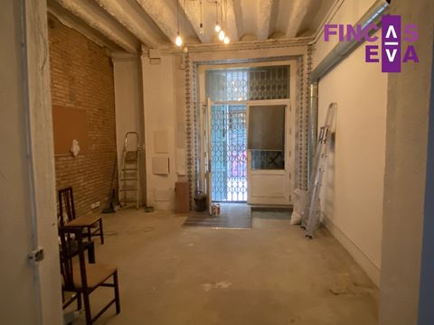 Fincas Eva präsentiert: Lokal zum Verkauf im Zentrum von Barcelona. Ausgezeichnete Lage im Gotischen Viertel. Es ist von der Straße aus zugänglich und verfügt über 209 m², verteilt auf 190 m² im Erdgeschoss, plus 19 m² Keller, der als Lager genutzt w...